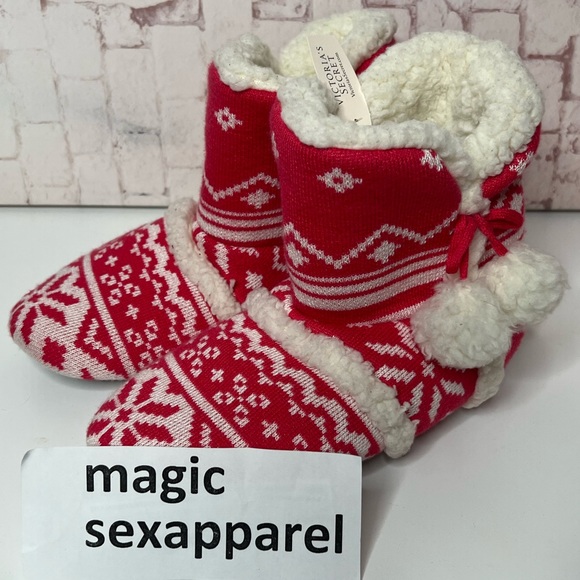 VS S SHERPA BOOTIES SLIPPERS SUPER SOFT POM POMS PLUSH SNOWFLAKES - Picture 1 of 1
